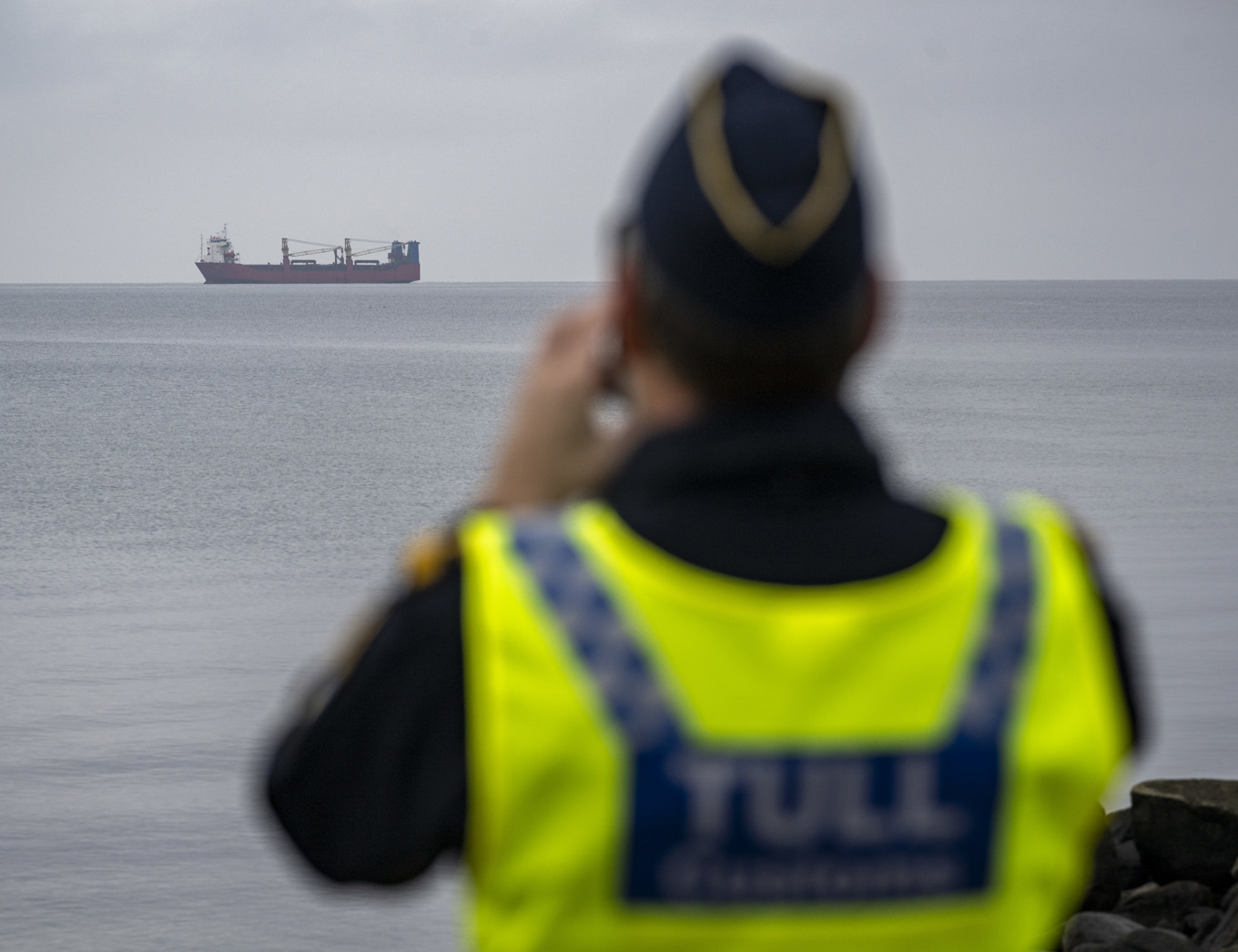 Personal från Tullverket i hamnen i Nyhamnsläge norr om Höganäs med det ryska fartyget Adler i bakgrunden. Foto: Johan Nilsson/TT