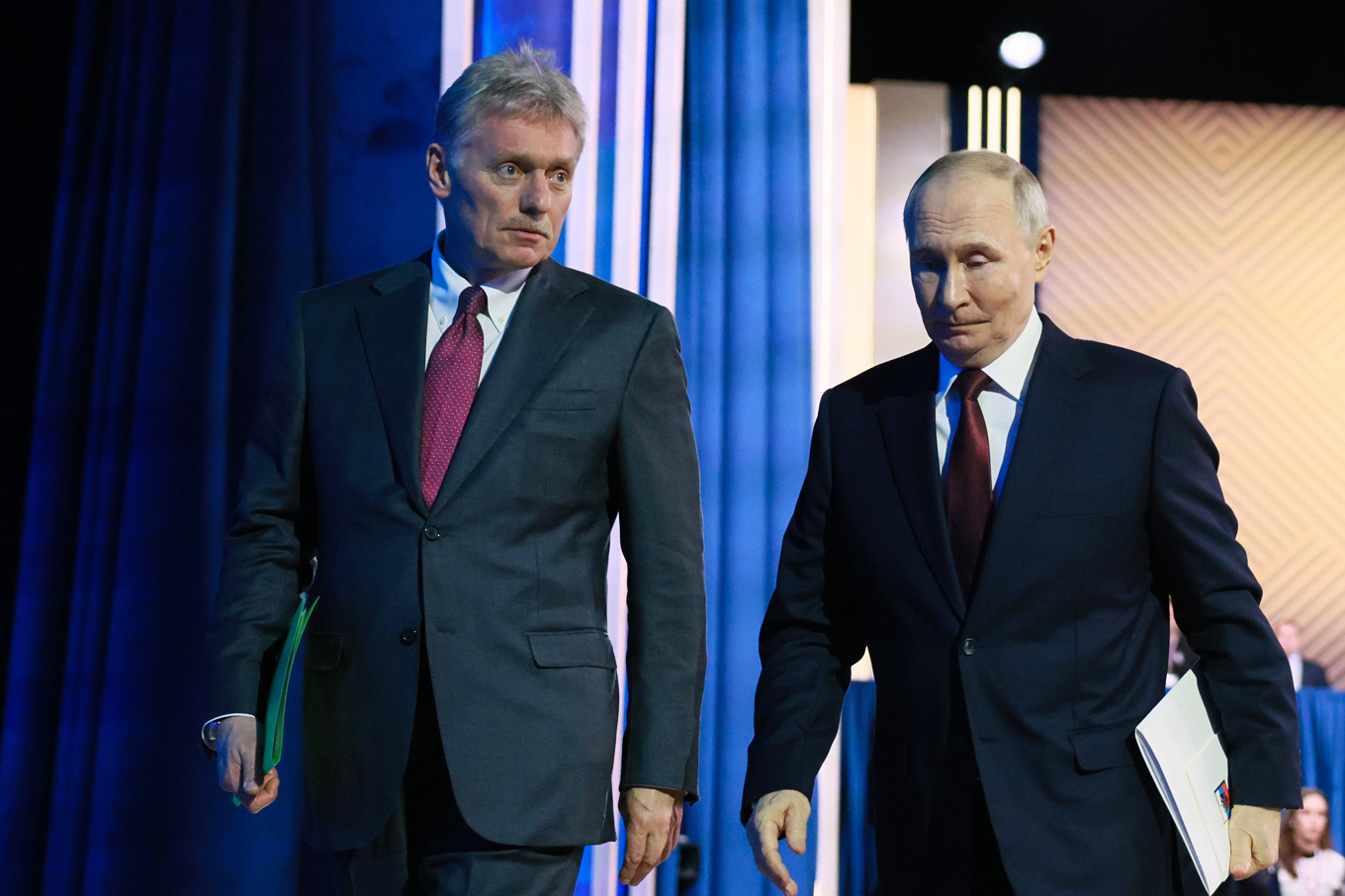 Kremls talesperson Dmitrij Peskov, till vänster, och Rysslands president Vladimir Putin, på bild från i fredags. Foto: Mikhail Metzel/Sputnik, Kremlin Pool Photo via AP/TT
