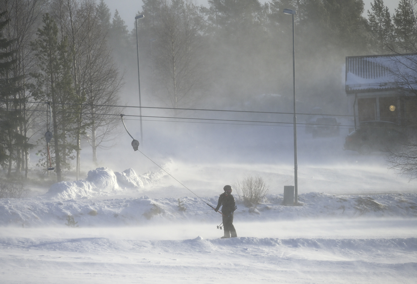 SMHI har utfärdat en orange varning för vind i kombination med snöfall. Arkivbild. Foto: Anders Wiklund/TT