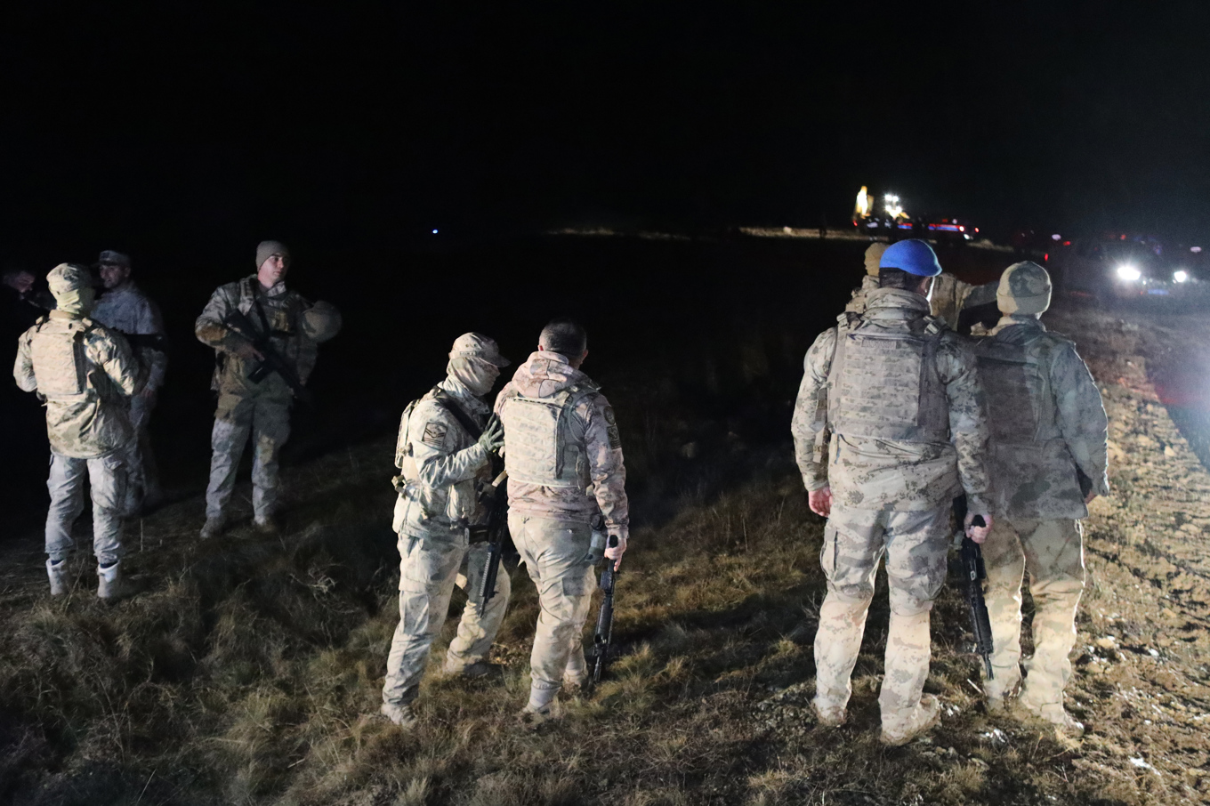 Turkiska soldater letar efter flygplansdelar och kvarlevor efter tisdagens olycka. Foto: Efekan Akyuz/AP/TT