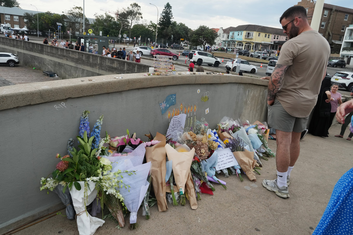 Blommor som lagts vid Bondi Beach tidigare i december. Foto: Mark Baker/AP/TT