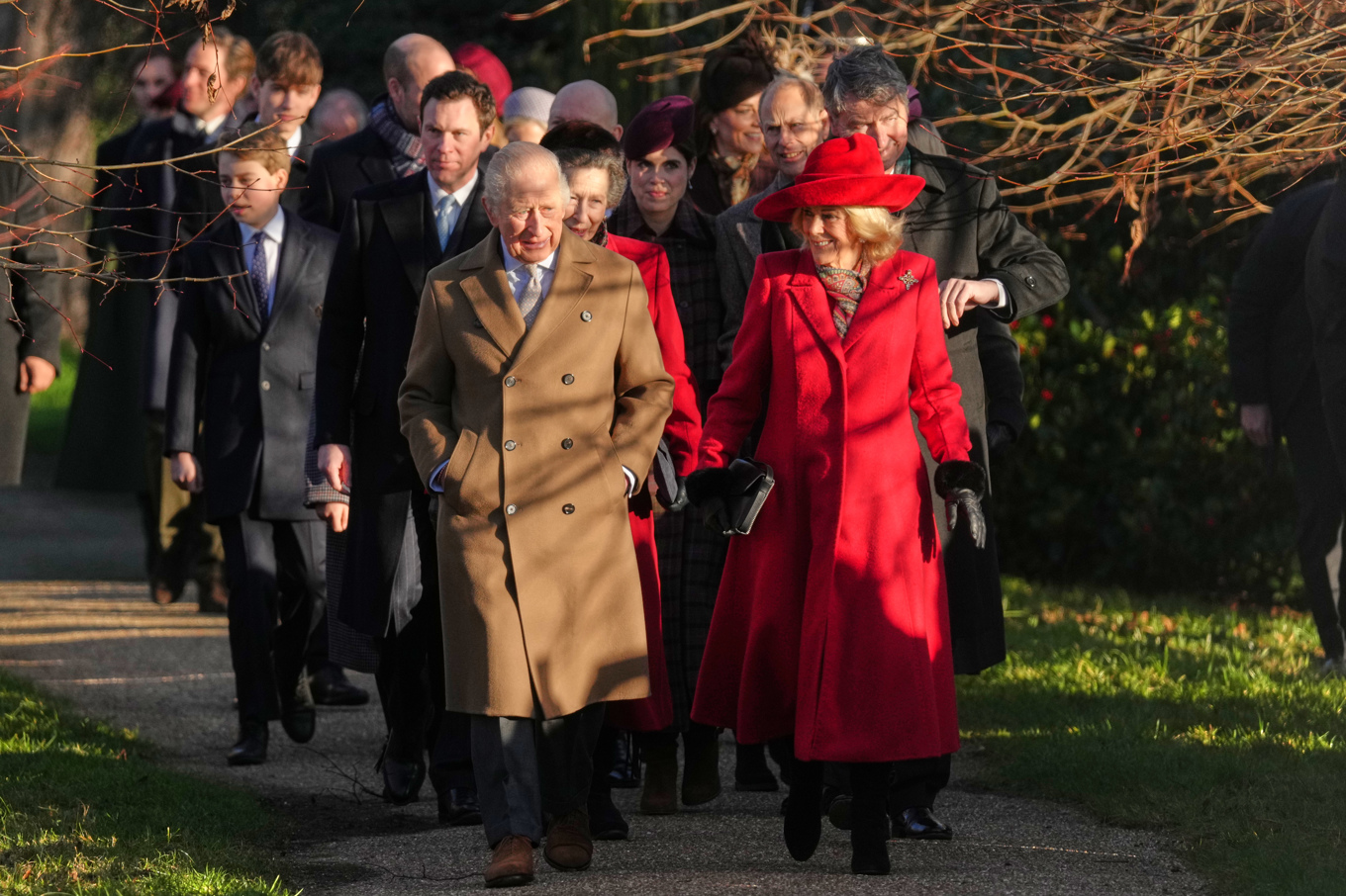 Storbritanniens kung Charles III och drottning Camilla anländer till juldagens gudstjänst i kyrkan i Sandringham, Norfolk, i England. Foto: Jon Super/AP/TT