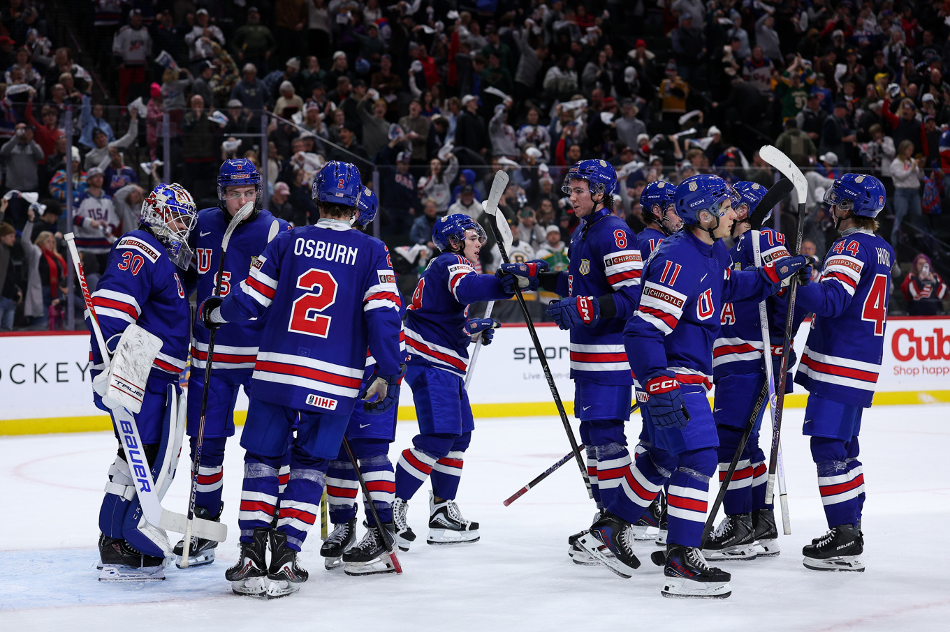 Amerikanerna firar segern mot Tyskland i arenan i St Paul, Minnesota. Foto: Matt Krohn/AP/TT