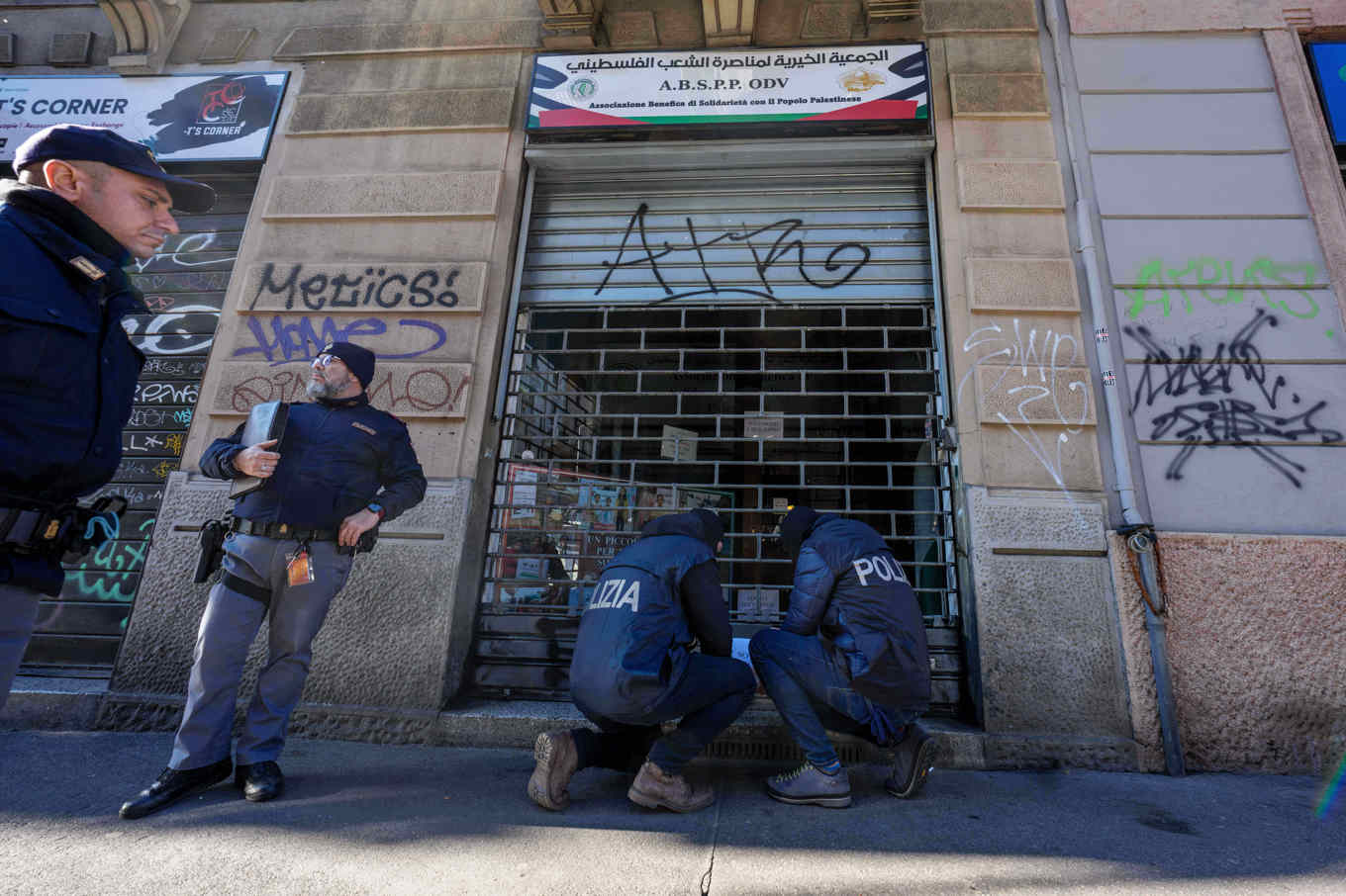 Italienska poliser undersöker under lördagen en organisation i Milano som misstänks ha koppling till Hamas. Foto: Claudio Furlan/LaPresse via AP/TT