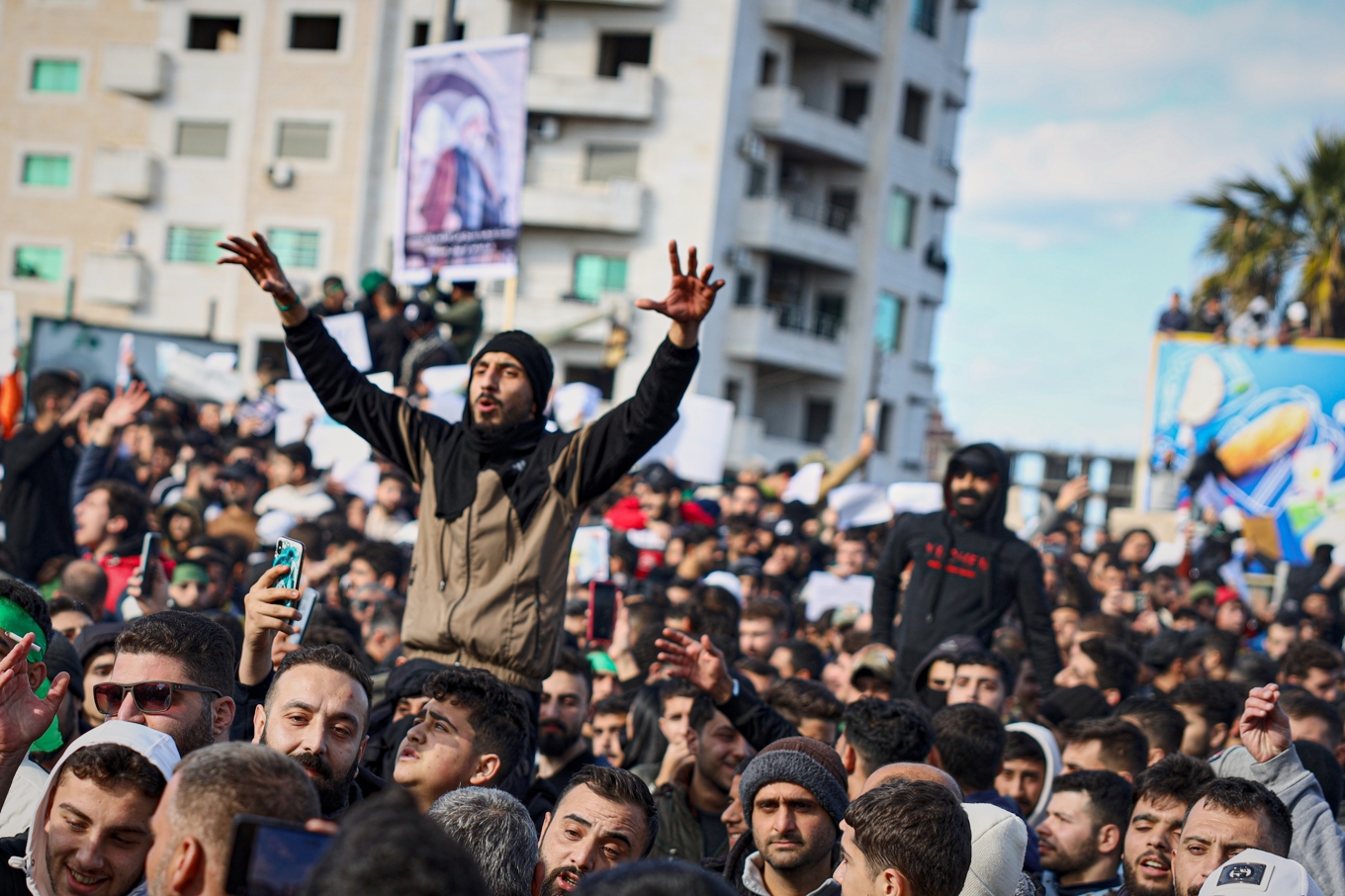 Demonstranter tillhörande Syriens alawitiska minoritet på söndagen i kustprovinsen Latakia. Foto: Omar Albam/AP/TT