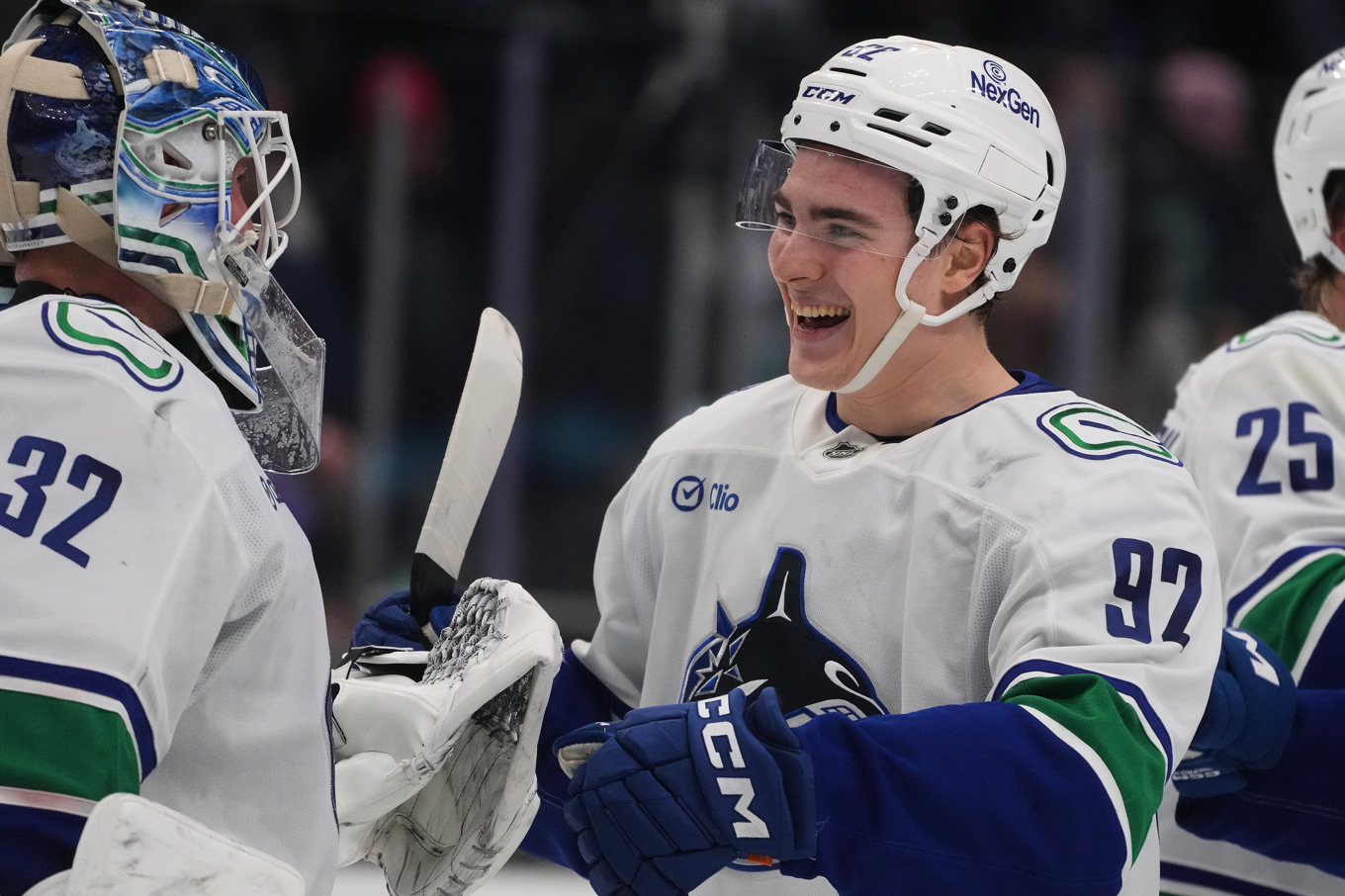 Vancouvers Liam Öhgren, till höger, firar segern med målvakten Kevin Lankinen. Foto: Lindsey Wasson/AP/TT