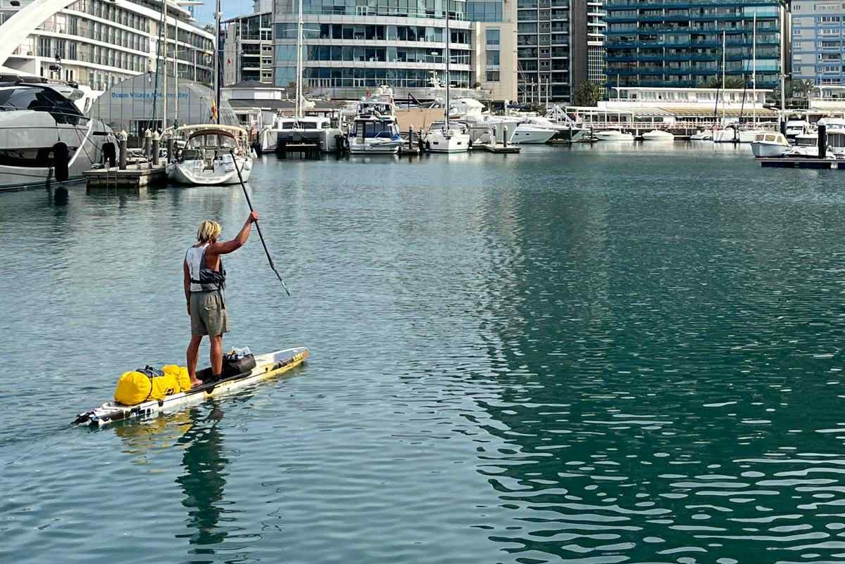 Jonas Böhlmark paddlar in i Gibraltar. Målet för den planerade resan har nåtts, men äventyret fortsätter. Foto: Privat