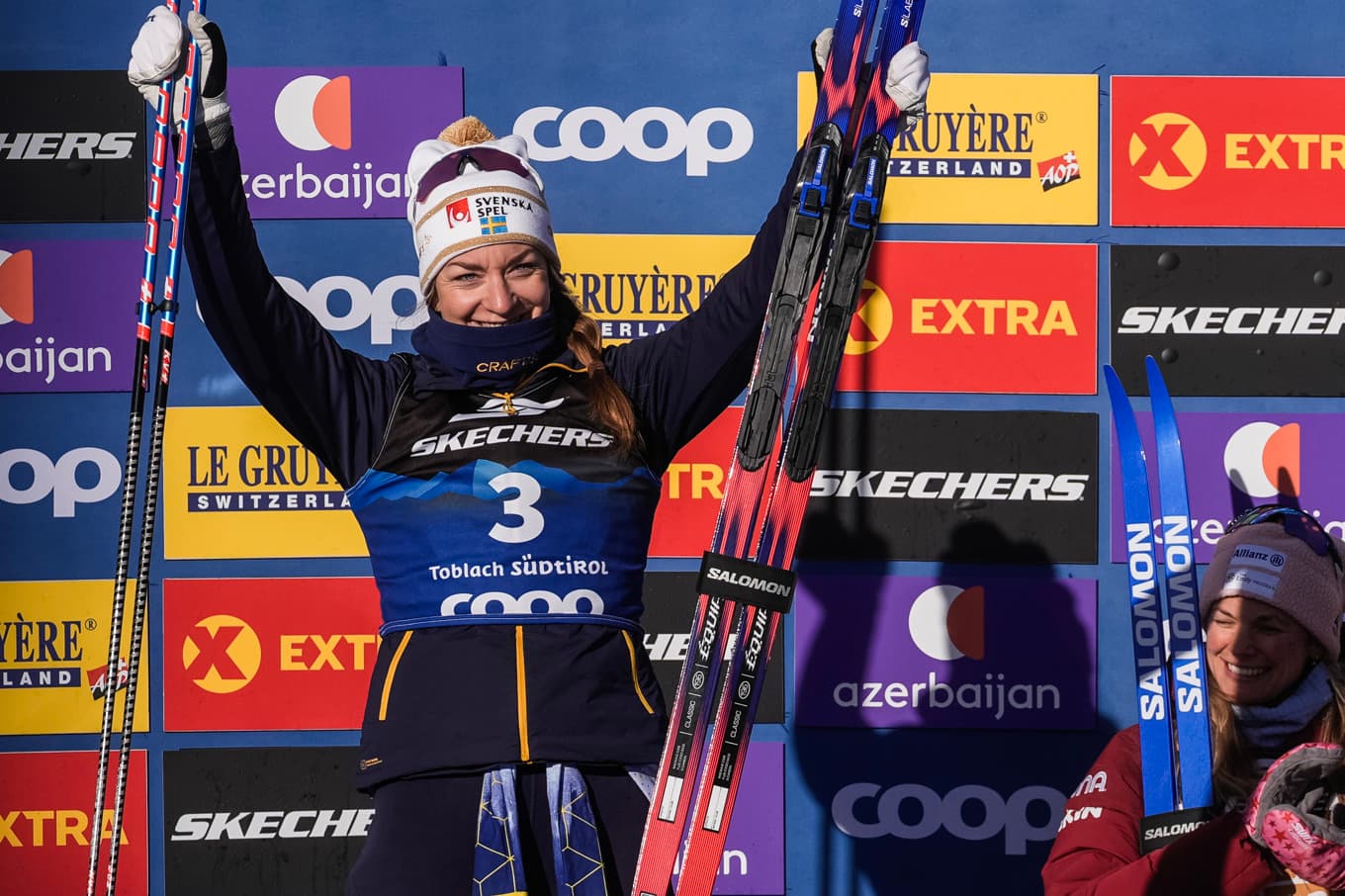 Sveriges Moa på prispallen efter andraplatsen i jaktstart i Tour de Ski. Foto: Terje Pedersen/NTB/TT
