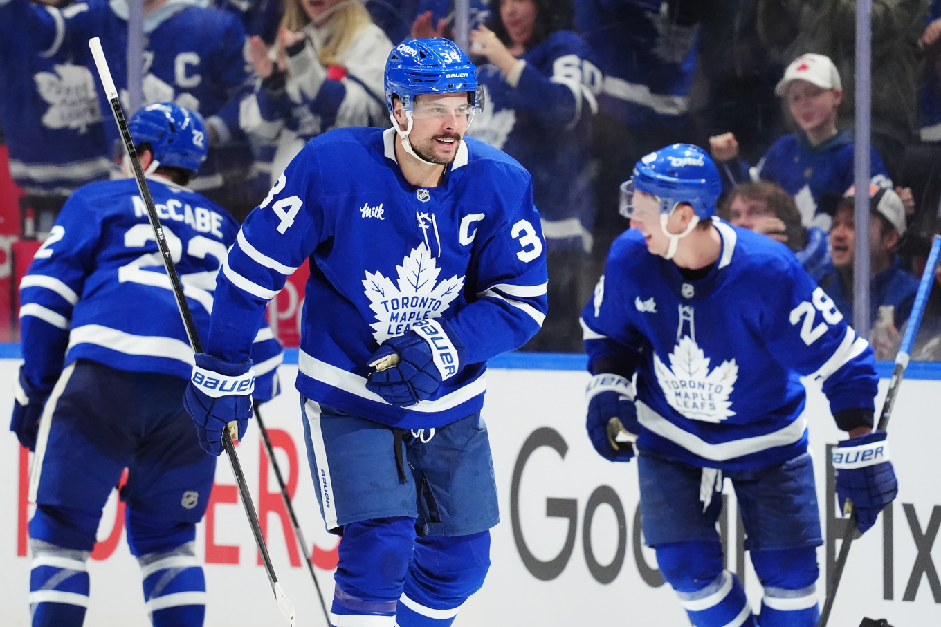 Torontos Auston Matthews firar sitt hattrick. Foto: Frank Gunn/AP/TT