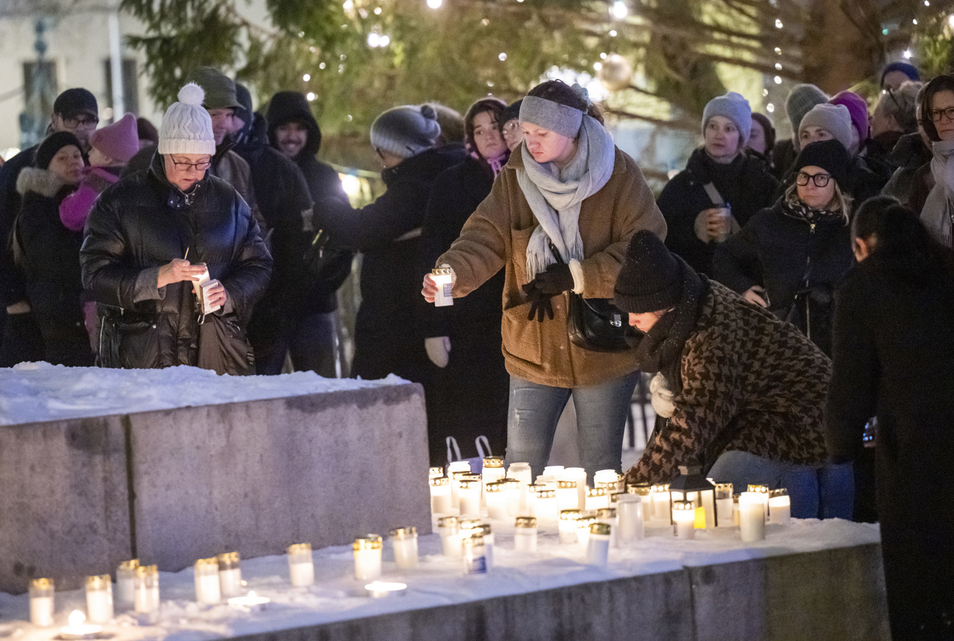 Många kom till Stortorget i Malmö för att tända ett ljus och manifestera mot mäns våld mot kvinnor. Foto: Johan Nilsson/TT