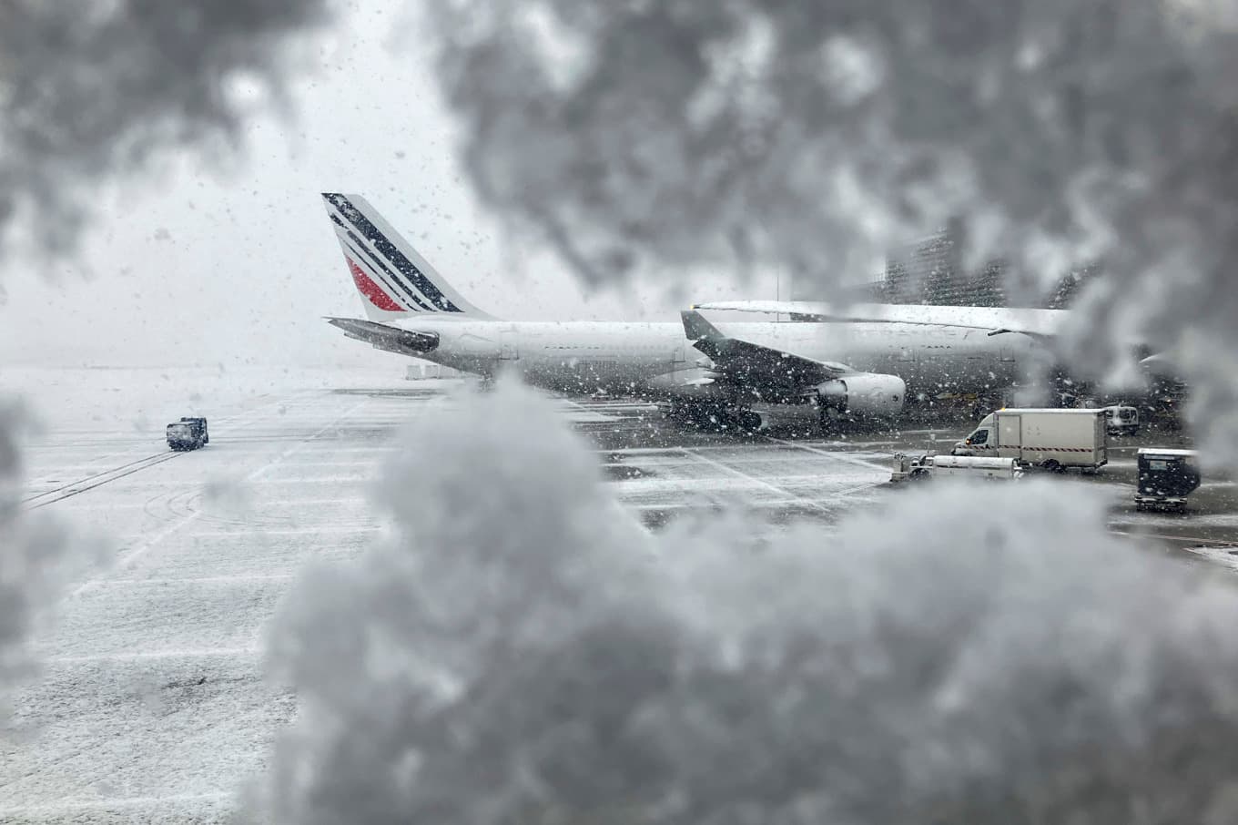 Flyg försenas eller ställs in på grund av snön över västra Europa. Foto: Masha Macpherson/AP/TT