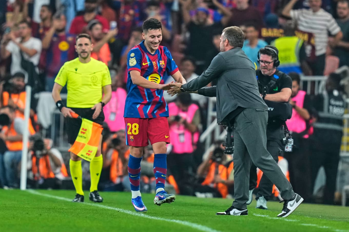 Roony Bardghji firar målet med Barcelonatränaren Hansi Flick. Foto: Altaf Qadri/AP/TT