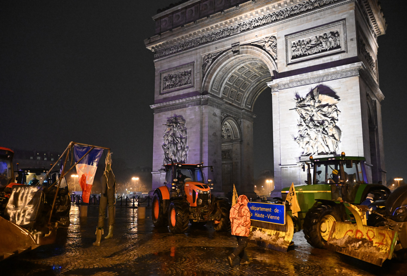 Protesterande franska bönder har parkerat sina traktorer framför Triumfbågen i Paris. Foto: Emma Da Silva/AP/TT