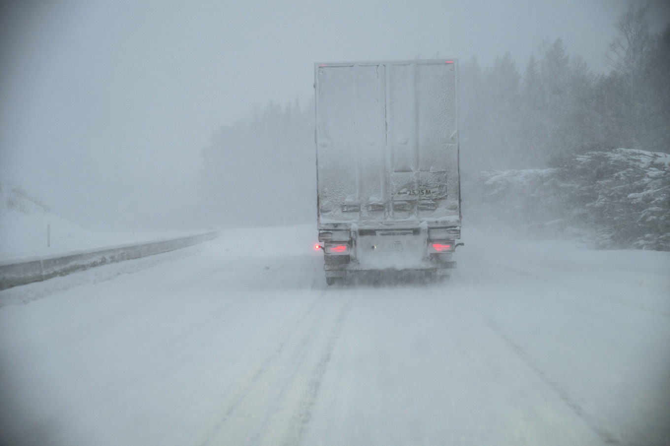Vinterväglag på E4 söder om Örnsköldsvik. VMA är utfärdat i Västernorrlands län och röd varning gäller för mycket snö och hårda vindar. Foto: Leif Wikberg/TT