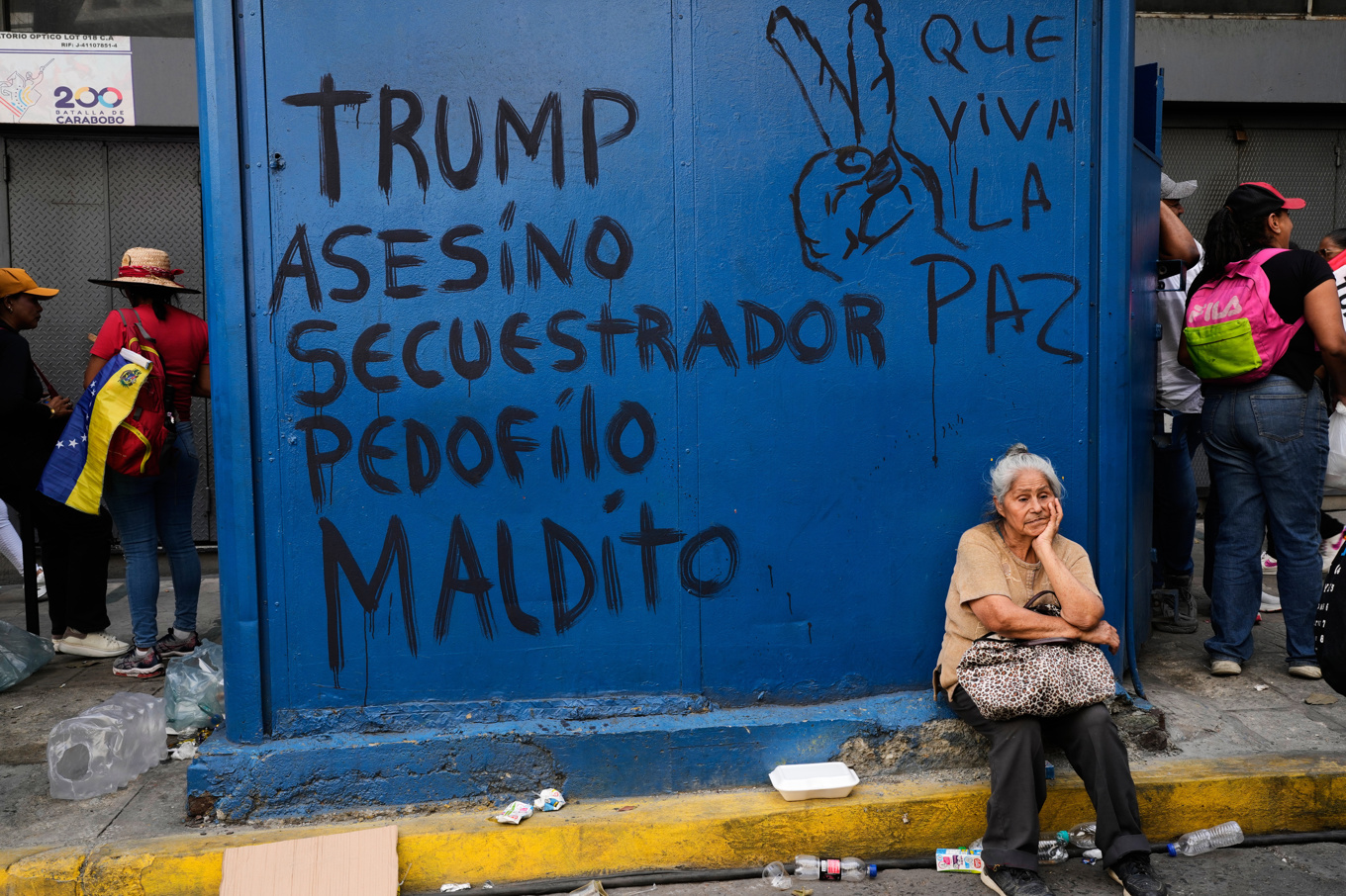 Trumpkritiska budskap har klottrats på en vägg i Caracas. Bild från tidigare i veckan. Foto: Matias Delacroix/AP/TT