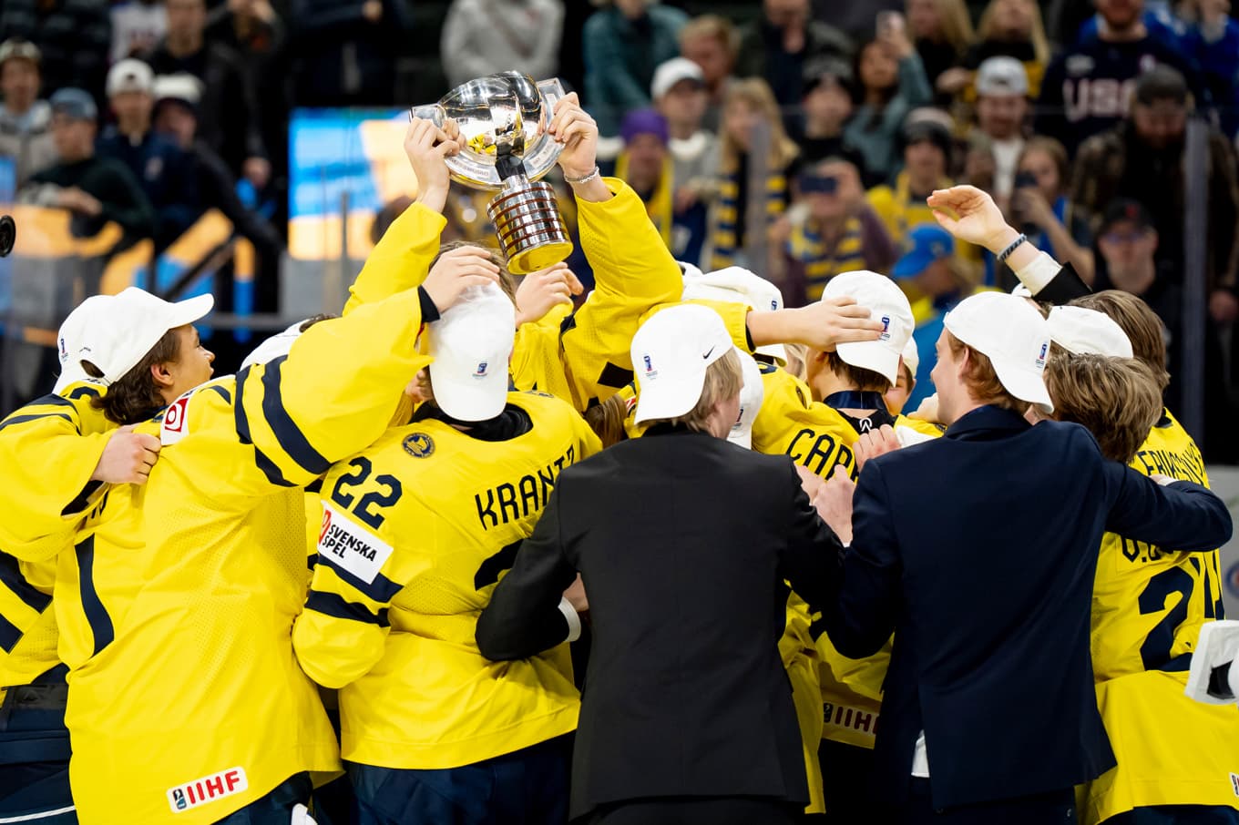 Svensk guldglädje i junior-VM tidigare i veckan. Foto: Christopher Katsarov/AP/TT