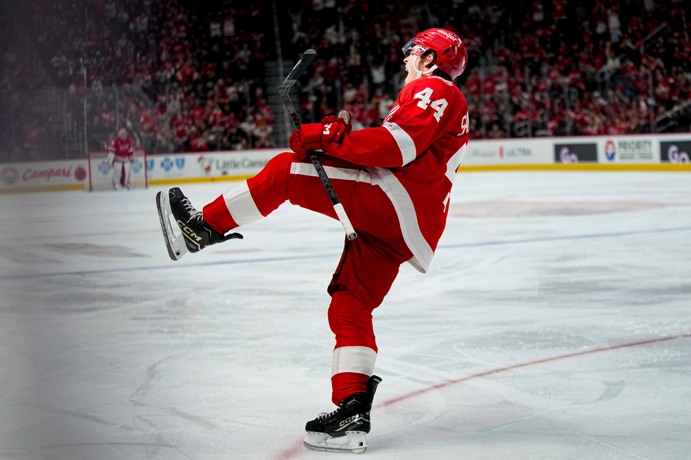 Detroits Axel Sandin-Pellikka firar sitt 2–0 mål i den andra perioden. Foto: Ryan Sun/AP/TT