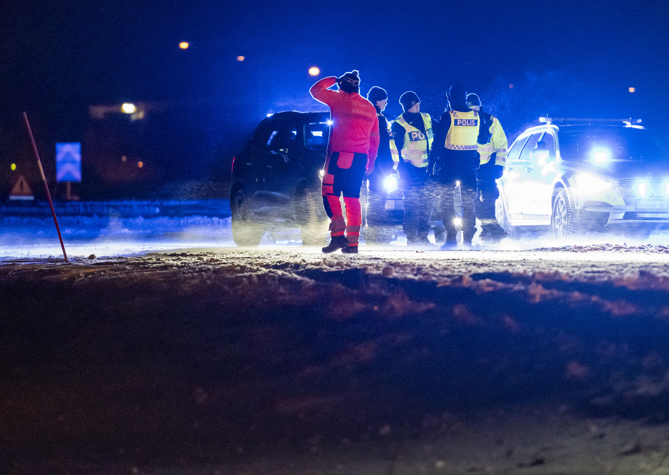 Polis och bärgare på plats på E6 mellan Vellinge och Malmö efter flera trafikolyckor i snödrev och halka på fredagskvällen. Foto: Johan Nilsson/TT