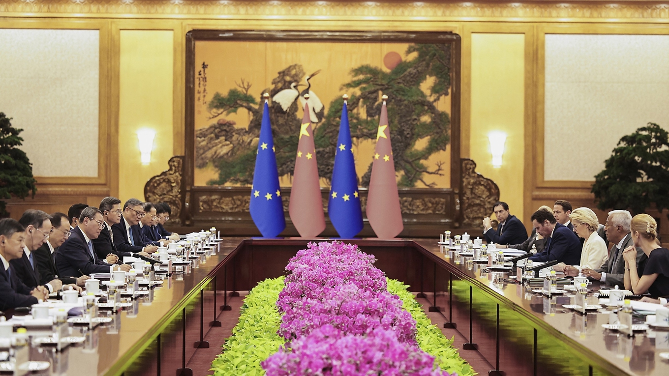 EU–Kina-toppmöte i Peking i juli 2025. Organhandel är ett känsligt ämne i relationerna mellan Kina och EU, men hamnar i skuggan av handel och säkerhet. Foto: Andres Martinez Casares/POOL/AFP via Getty Images