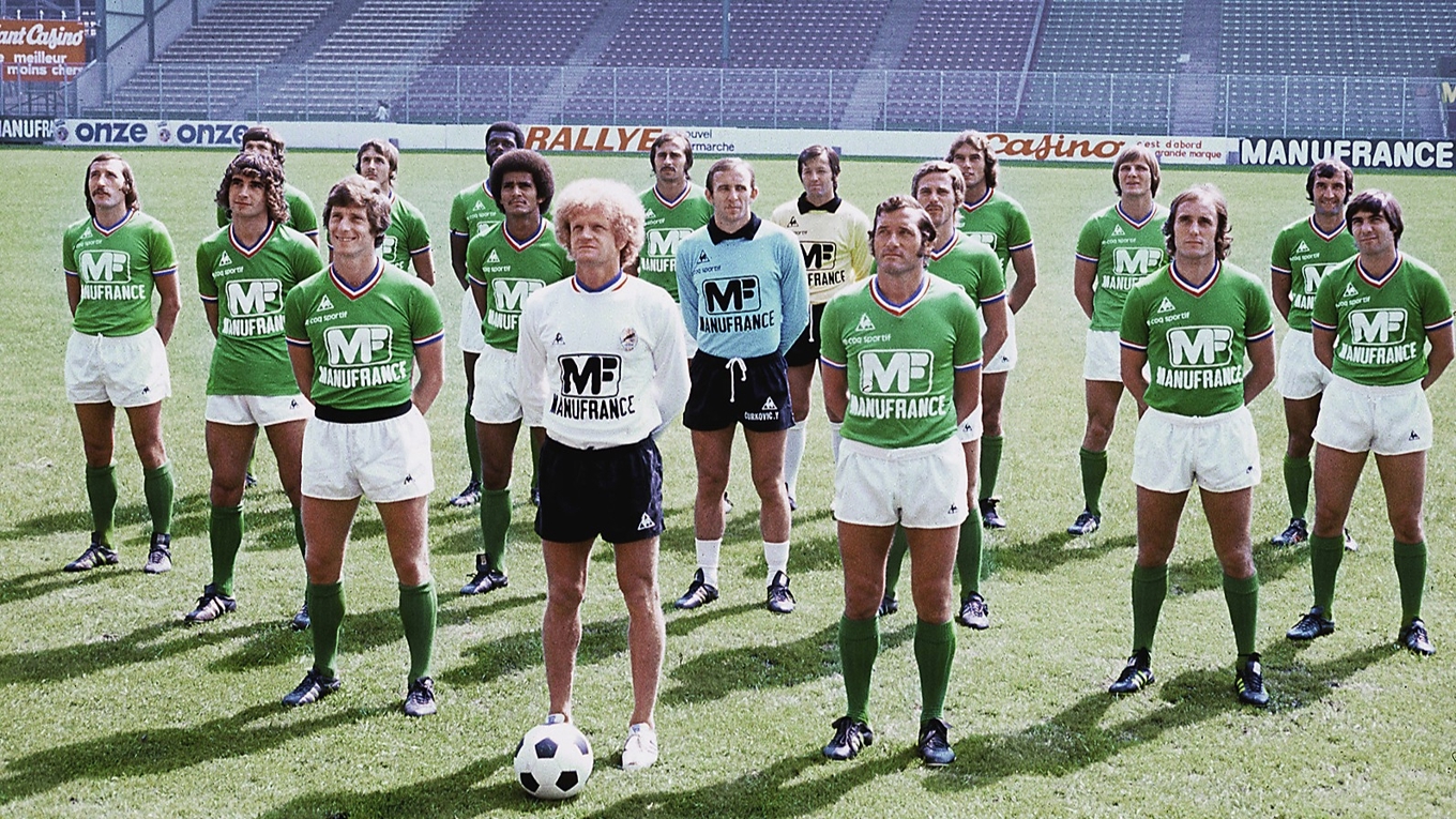 Saint-Étienne 1976. Laget grupperat kring sin tränare Herbin. Till vänster om honom Patrick Revelli, Rocheteau och Larqué. Till höger Hervé Revelli, Sarramagna och Repellini. Foto: AFP via Getty Images