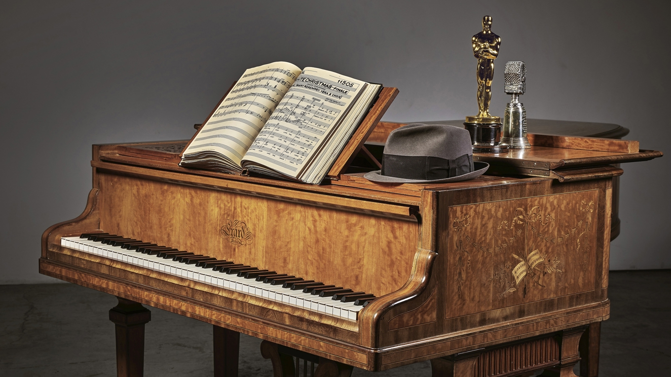 En elegant flygel med flera ädla träslag, bland annat mahogny, och med intarsia, tillverkad av Erard i Paris i februari 1897 och värderad till 20 000–30 000 dollar. Instrumentet användes i ”En skön historia” (1956), där Bing Crosby spelade mot Frank Sinatra och Grace Kelly, och köptes senare av Bing och Kathryn Crosby till deras hem i Hillsborough, Kalifornien. Foto: Sotheby’s