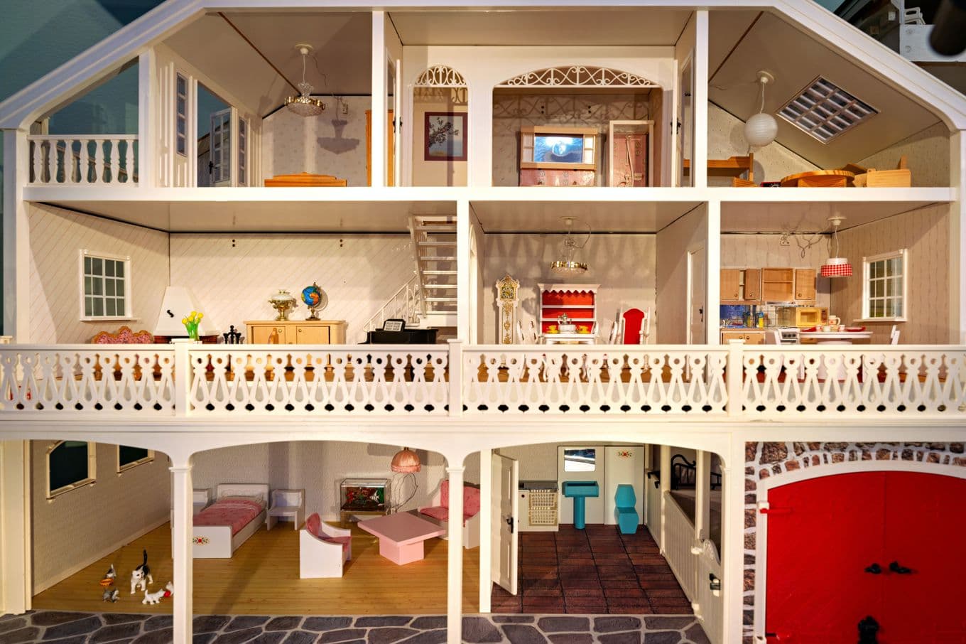 Dockskåpet från Lundby är det nyaste i museets samling. Det skänktes av tillverkaren 1992. Foto: Alexander Assal/Nordiska Museet