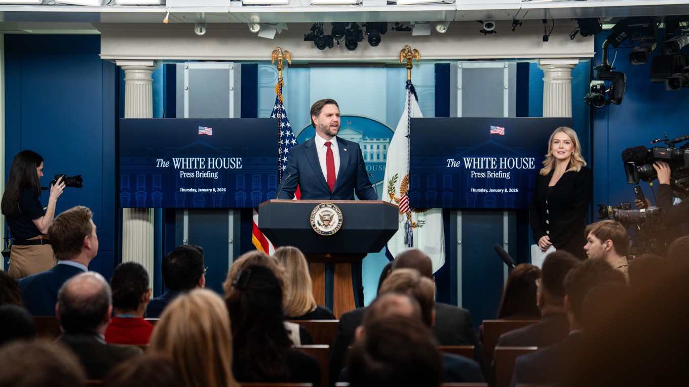 Vita husets pressekreterare Karoline Leavitt och vicepresident JD Vance talar på en pressträff i Vita huset den 8 januari. Foto: Madalina Kilroy