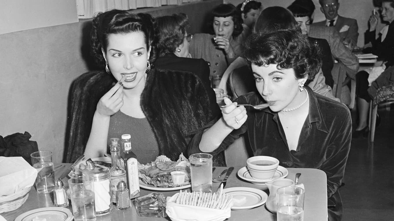 När helgerna är över och vardagen tar vid verkar självaste Elizabeth Taylor få nöja sig med kranvatten och bröd. Men Liz, upp med hakan, och kran ... förlåt, kram på dig! Foto: Archive Photos/Getty Images