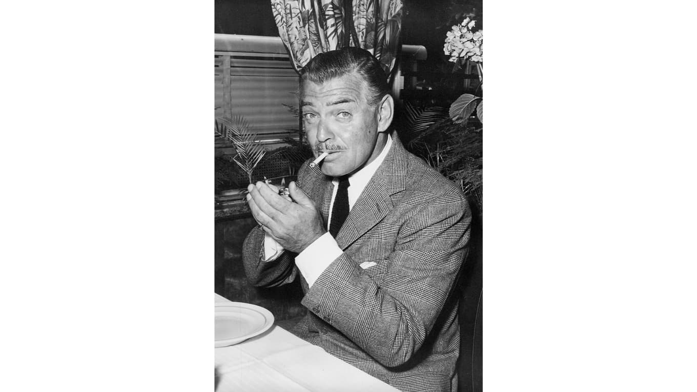 På nyårsafton blir många lite på örat. Clark Gable blev det bokstavligen i början av sin karriär, när Hollywood ansåg att hans öron stack ut för mycket och därför klistrade fast dem inför inspelningar. Så det fanns flera sätt för storrökaren Gable att hamna i klistret! Foto: AP/TT BILD