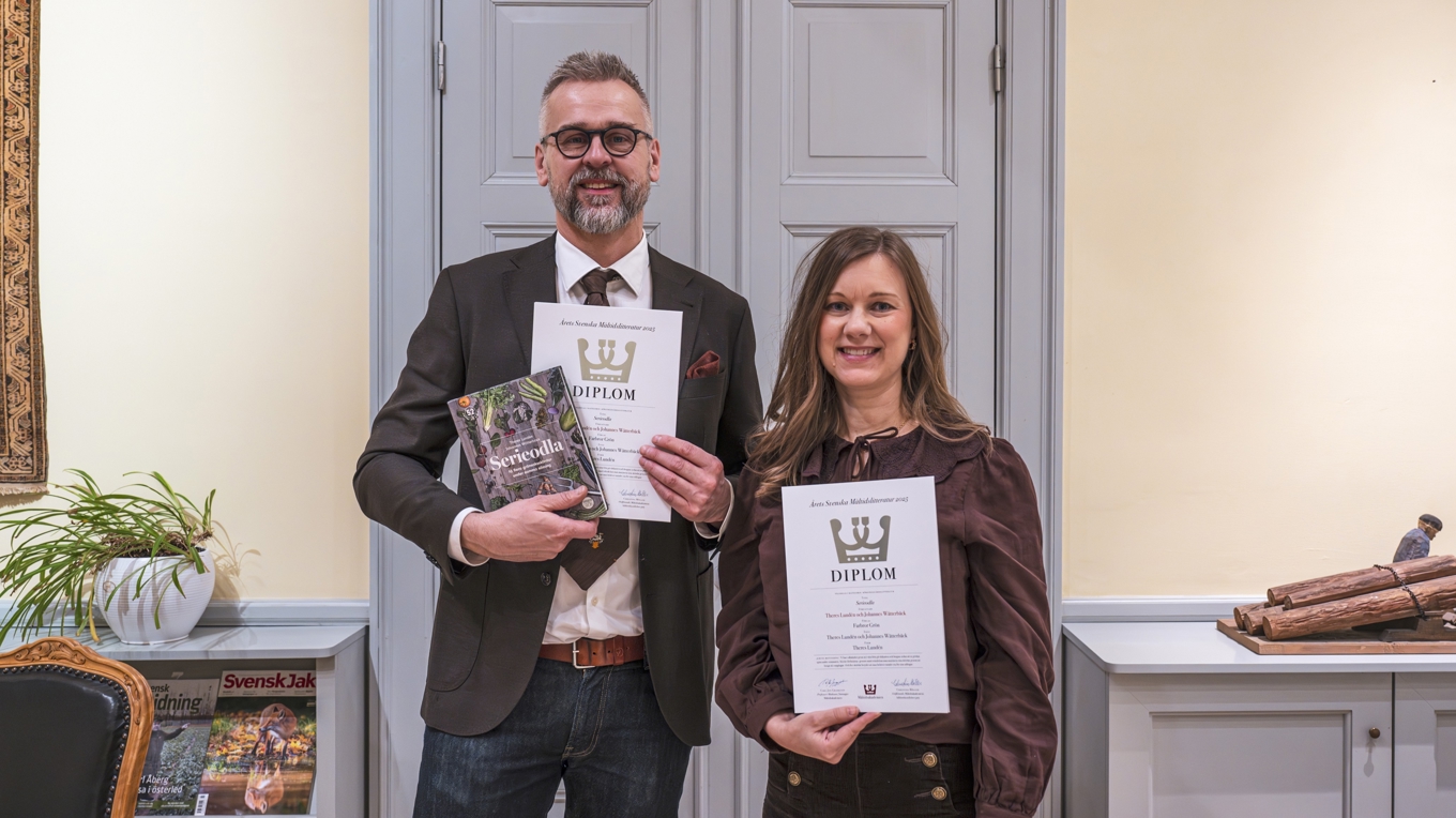 Johannes Wätterbäck och Theres Lundén odlar ätbara grödor vid lägenheten i Västerås och vid stugan på landet. De delar sina erfarenheter i bokform och på bloggen Farbror Grön. Foto: Tora Wätterbäck