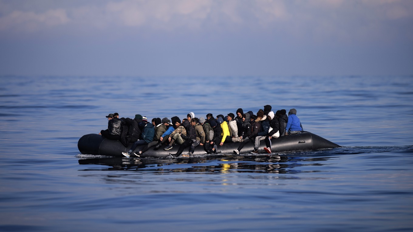 En grupp migranter korsar Engelska kanalen den 6 mars 2024. Foto: Dan Kitwood/Getty Images