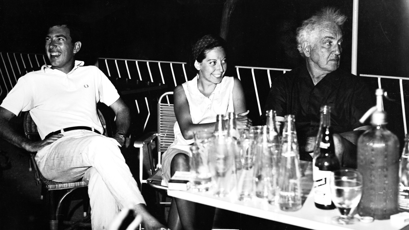 Robert Graves (t.h.) med sin son och svärdotter i Deiá på Mallorca 1965. I dag är Graves hus museum. Här lånade krönikören en bok som blev starten på en märklig historia. Foto: Pictorial Parade/Getty Images