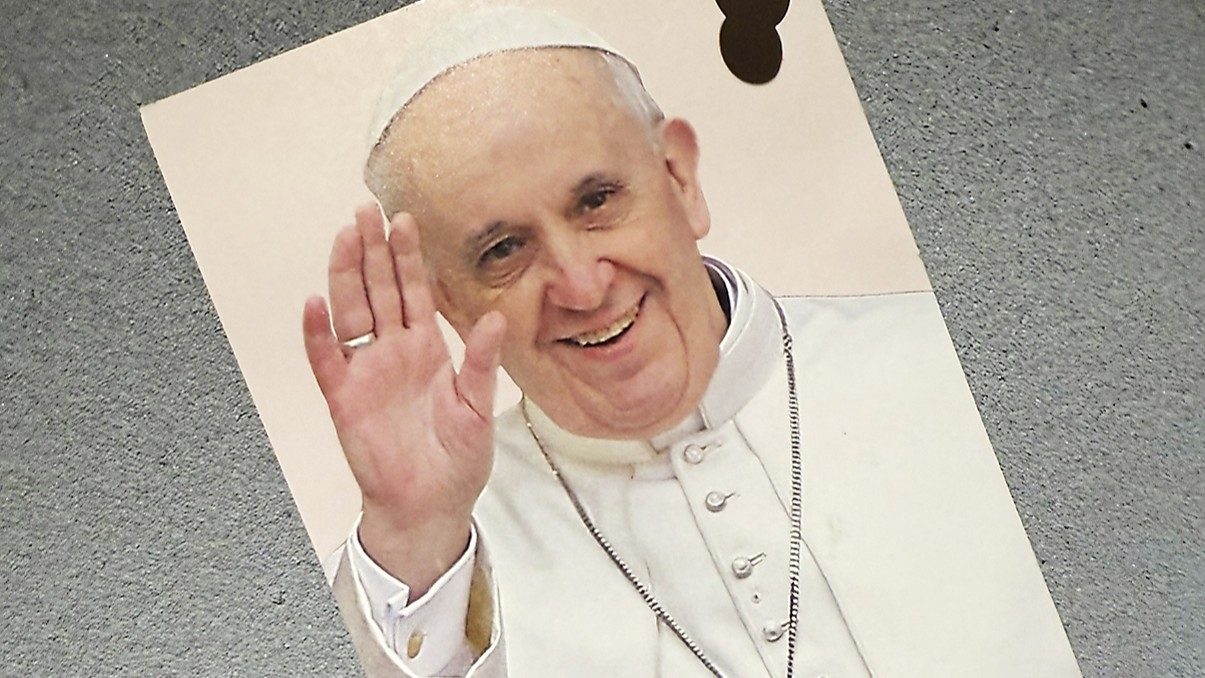 Bilden på påve Franciskus som gjorde en resa från påven själv till fickan på Karl Beijboms röda kavaj. En berättelse om slump, mystik och tillvarons outgrundliga vägar. Foto: Karl Beijbom