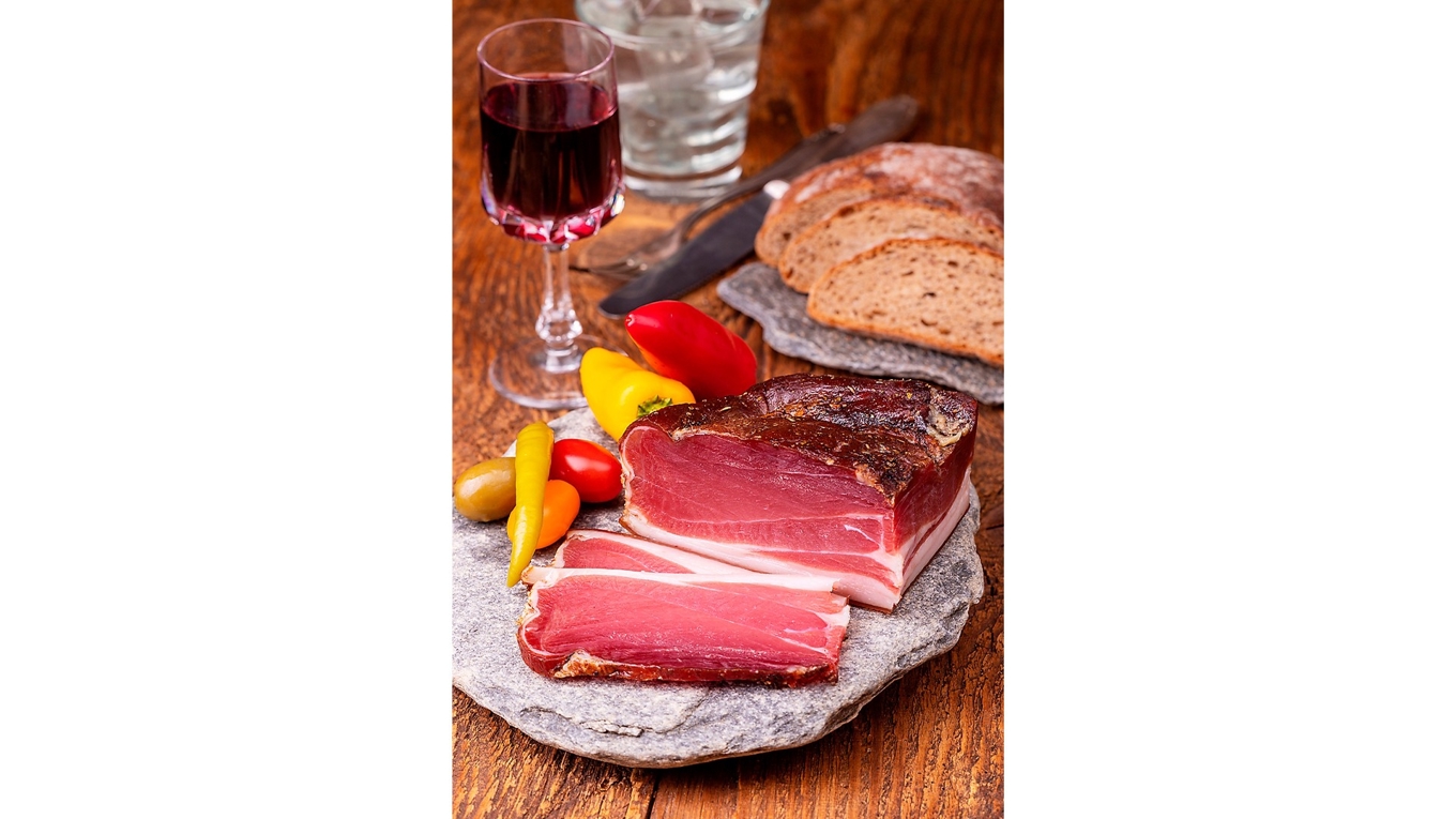 Vid italienska Gardasjön kan tyskarna få sin middag tidigt – och speck i stället för prosciutto. Foto: Bernd Juergens/Shutterstock