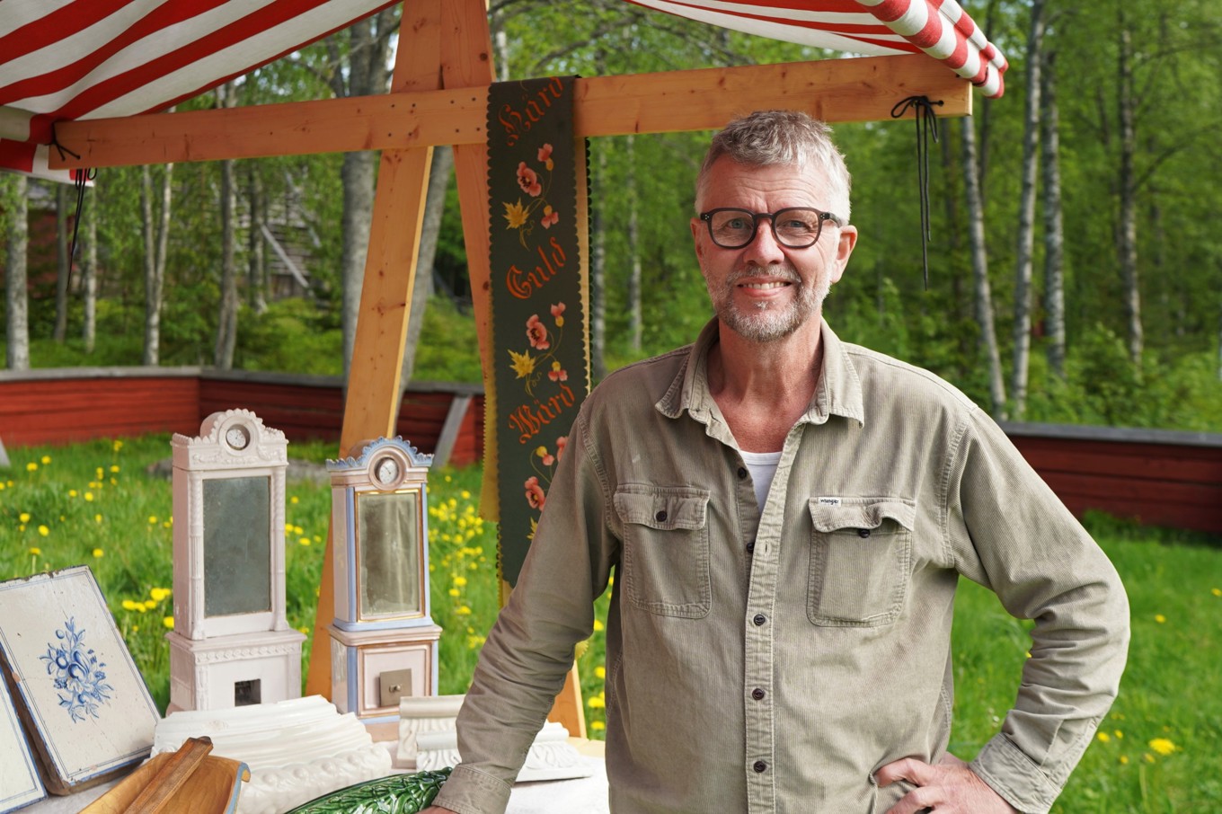 Peder Nyström visar några unika miniatyrugnar som förr användes som varuprover hos de stora tillverkarna. Foto: Eva Sagerfors