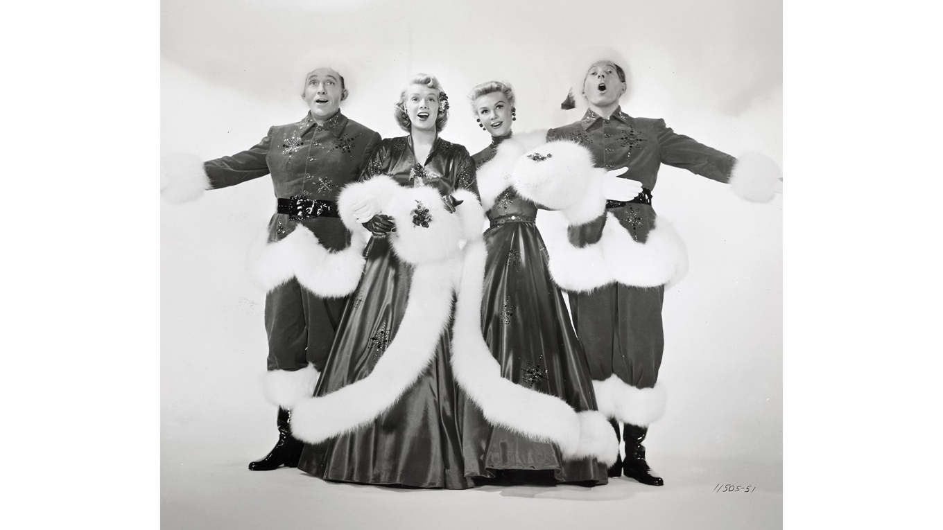 Den 18 december äger en stor Bing Crosby-auktion rum hos Sotheby’s 
i New York. Sångaren syns här med Rosemary Clooney (George Clooneys faster, it is!), Vera-Ellen och Danny Kaye från filmen ”White Christmas”. Bing Crosby, om någon, kan ju få oss alla att snöa in på den annalkande högtiden. Foto: Sotheby’s