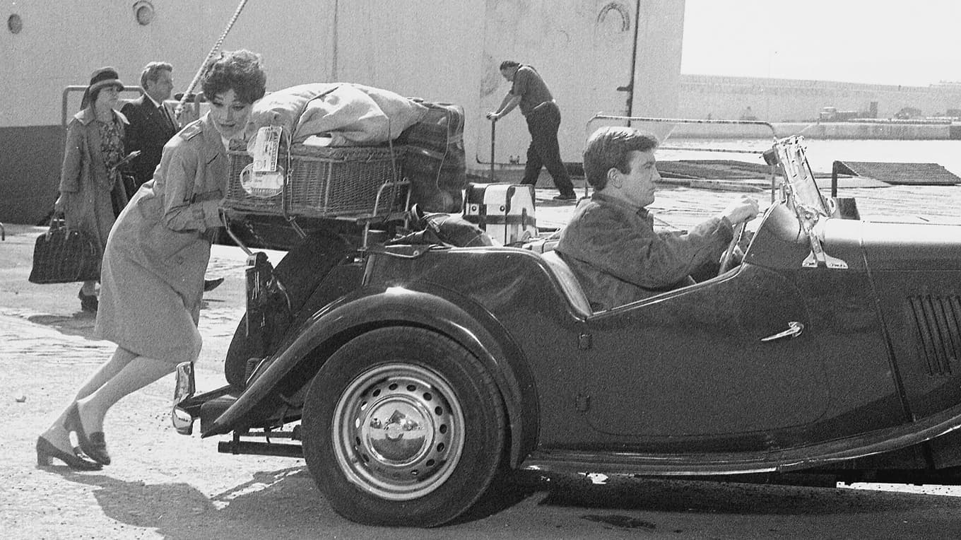 Audrey Hepburn och Albert Finney den 5 maj 1966 på franska rivieran, under inspelningen av filmen ”Två på väg”. AP/TT BILD