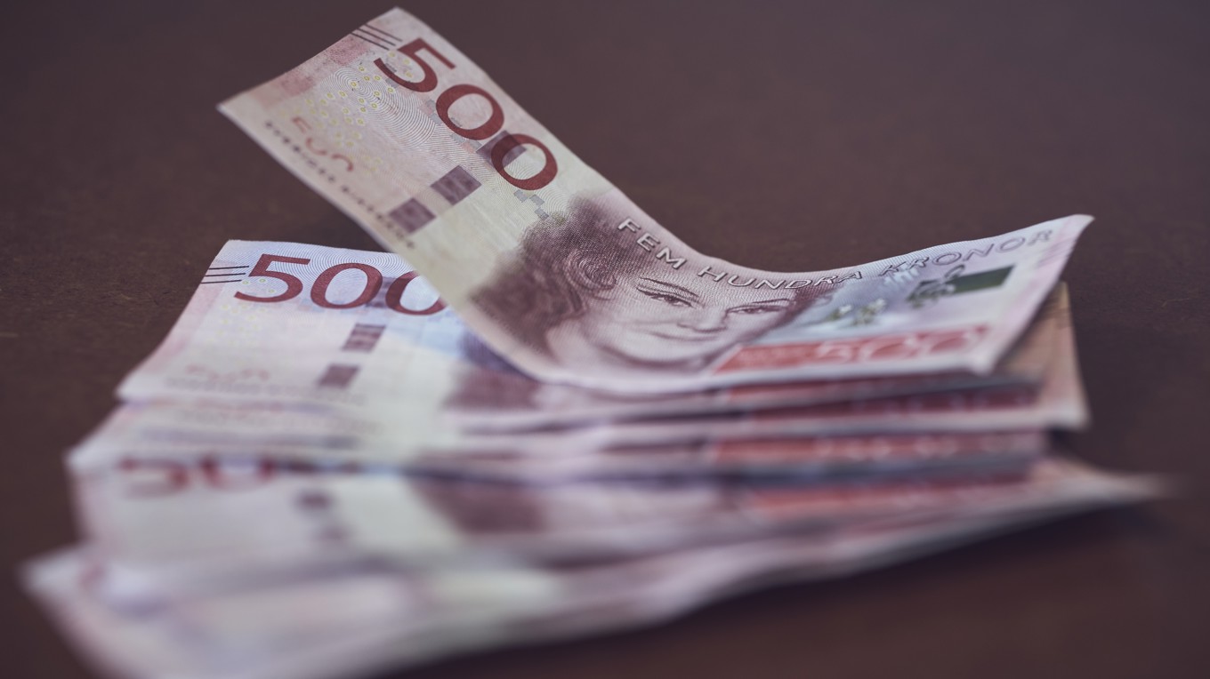 Varje år förs miljardtals kronor ut ur landet. Tullverket har nu börjat träna hundar att söka efter sedlar. Foto: Johan Landquist Luxemburg