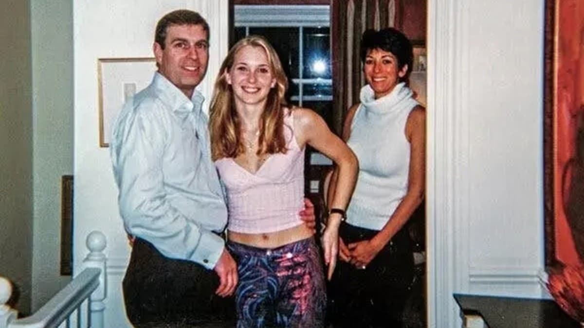 Andrew Mountbatten-Windsor tillsammans med Virginia Giuffre och Ghislaine Maxwell. Foto: Southern District of New York