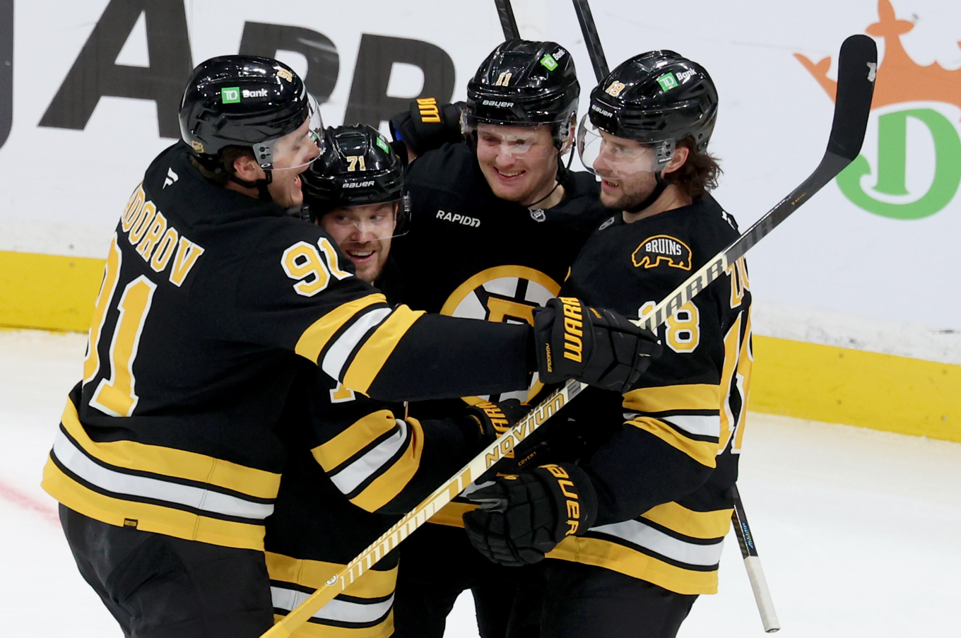 Viktor Arvidsson (71) firar sitt mål med lagkamraterna i Boston. Foto: Mark Stockwell/AP/TT