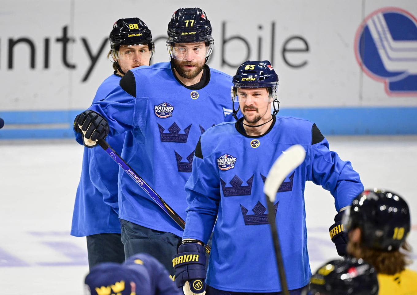 Tre Kronor – med Erik Karlsson (närmast), Victor Hedman och William Nylander – ska spela OS-turneringen i Santa Giulia-arenan i Milano. Arkivbild. Foto: Jonas Ekströmer/TT