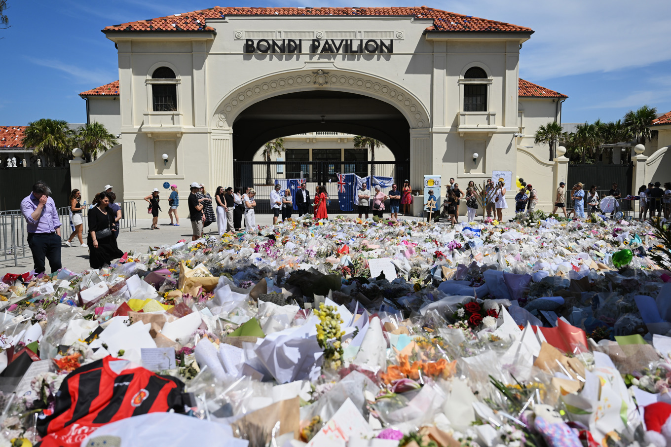 Ett hav av blommor vid minnesplatsen för terrordådet vid Bondi Beach i december. Foto: Steve Markham/AP/TT