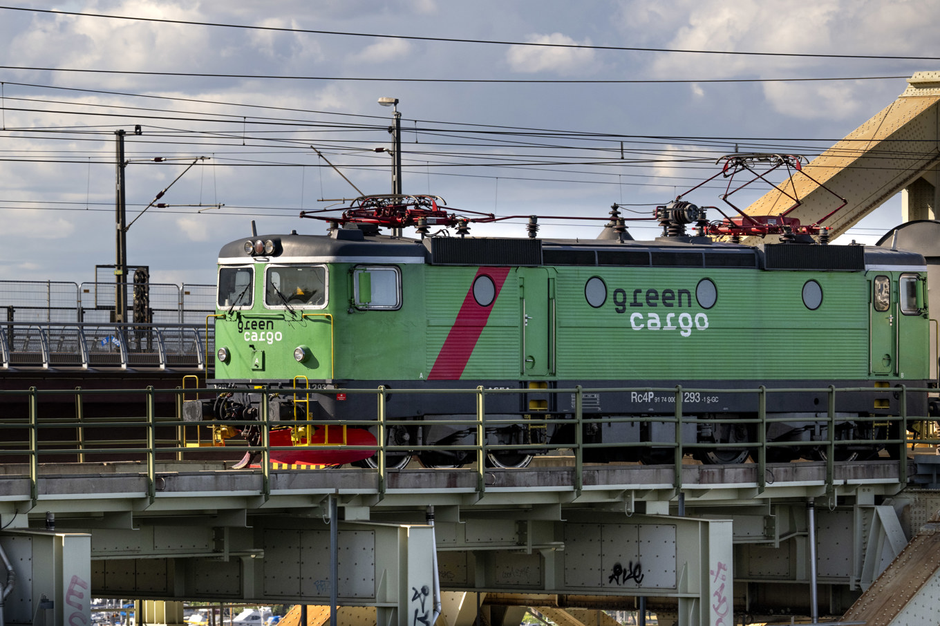 Ett godståg från Green Cargo åker över Årstabron i Stockholm. Foto: Pontus Lundahl/TT