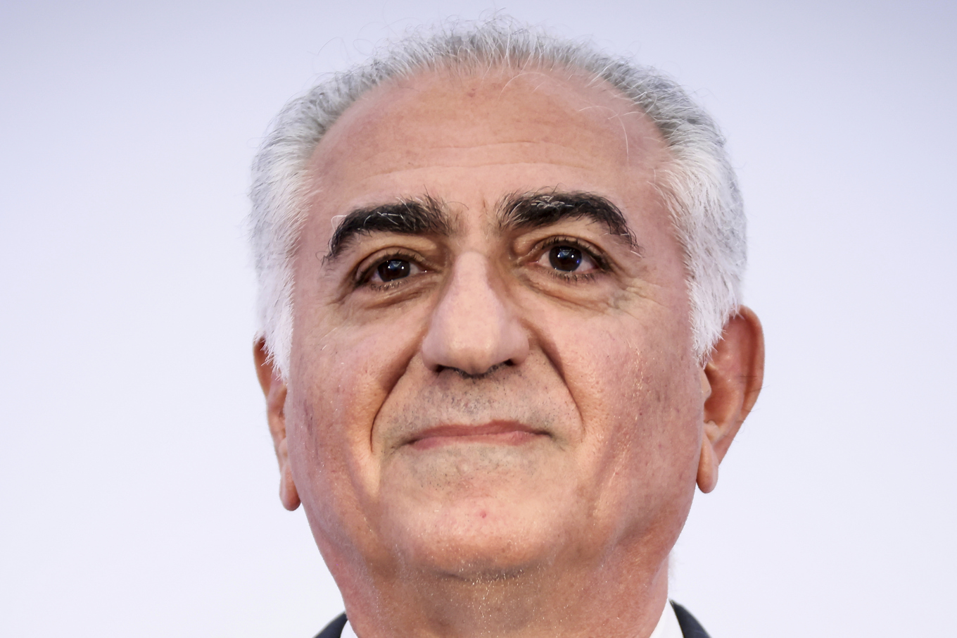 Reza Pahlavi, son till Irans siste shah. Den här bilden togs vid en presskonferens i Paris i juni 2025. Foto: Thomas Padilla/AP/TT