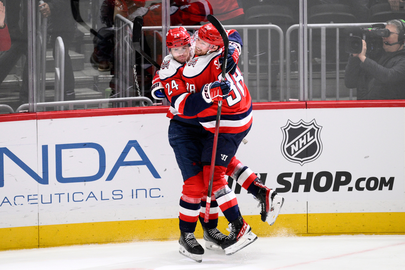 Washingtons Connor McMichael (24) firar det matchvinnande målet tillsammans med lagkamraten Rasmus Sandin (38). Foto: Nick Wass/AP/TT