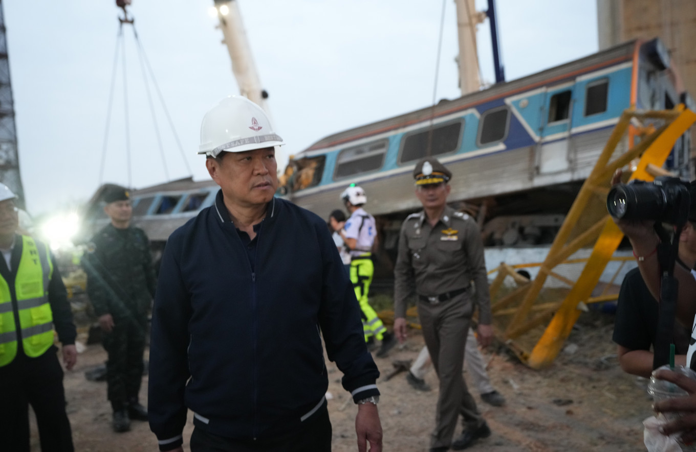 Premiärminister Anutin Charnvirakul besökte olycksplatsen medan tåget bärgades. Foto: Sakchai Lalit /AP/TT