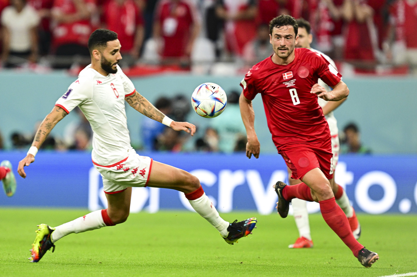Tunisiens Dylan Bronn och Danmarks Thomas Delaney under fotbolls-VM i Qatar 2022. Foto: Jonas Ekströmer/TT