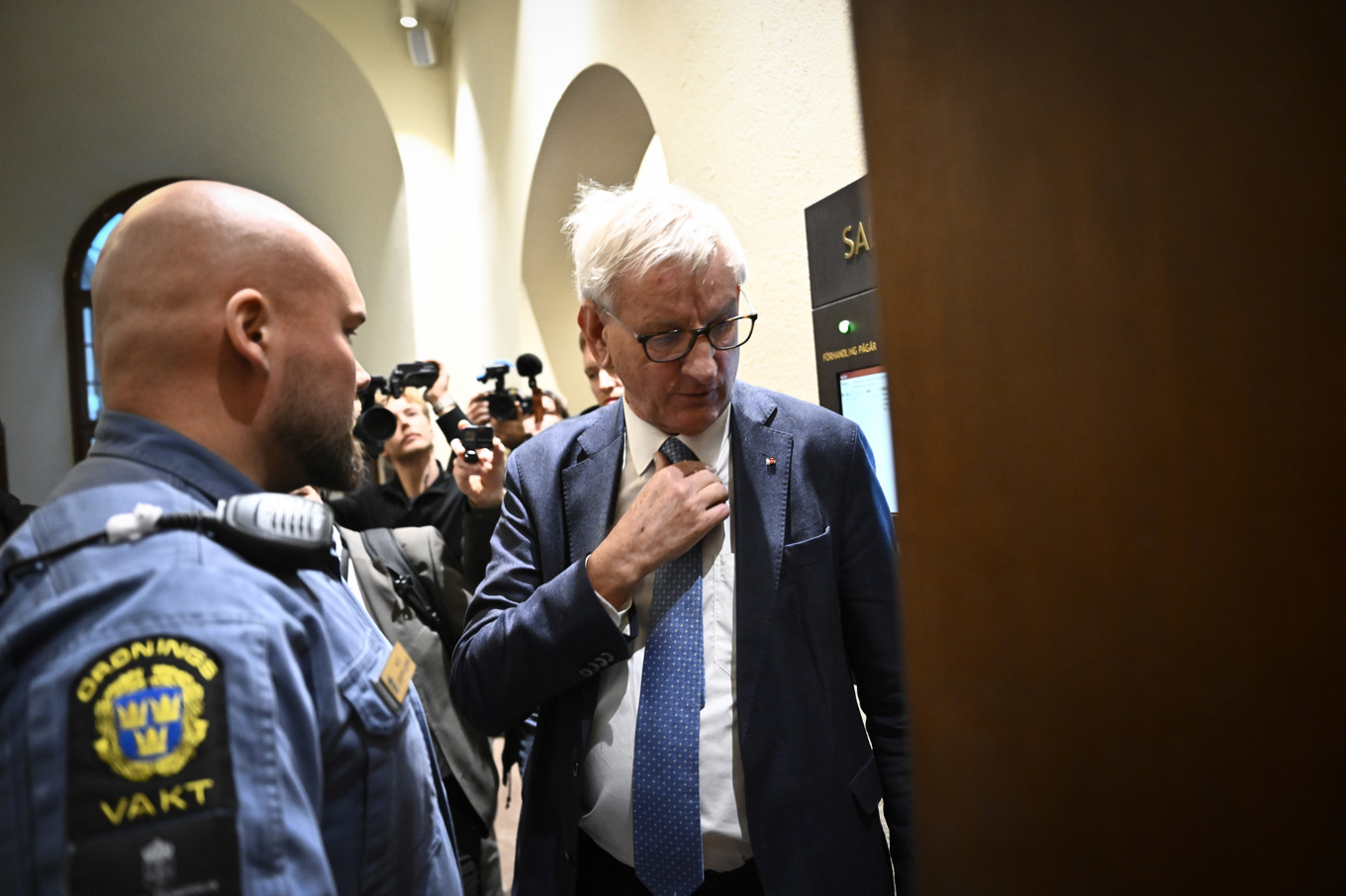 Carl Bildt på väg in i rättssalen i Stockholms tingsrätt på torsdagen. Foto: Henrik Montgomery/TT