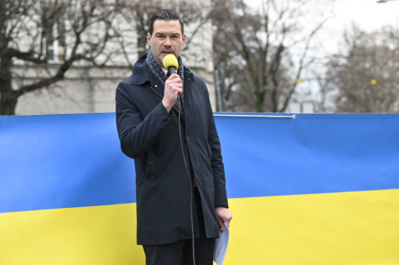 Migrationsminister Johan Forssell under ett möte till stöd för Ukraina på Norrmalmstorg. Arkivbild. Foto: Henrik Montgomery/TT