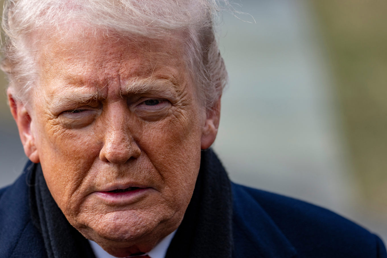 USA:s president Donald Trump på väg till helikopter som tog honom till residenset Mar-a-Lago på fredagen. Foto: Alex Brandon /AP/TT